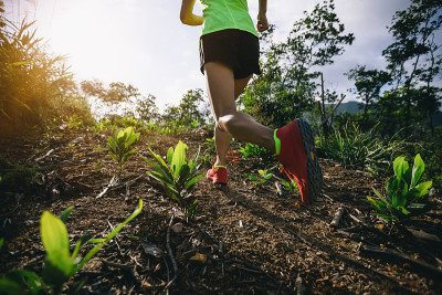 女子trail runner跑到日出热带森林山顶