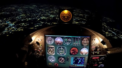 夜市上空飞行模拟器控制面板，飞机方向盘