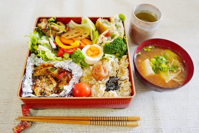 盒饭是一种传统的日本盒饭，叫做jubako