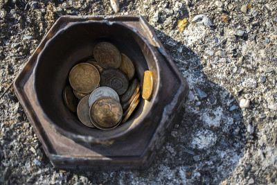 柏油路上的金属碗里装着保加利亚硬币。