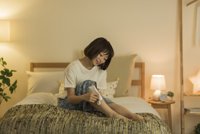 年轻女子待在家里