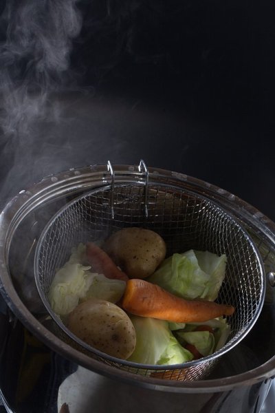 在锅里煮蔬菜