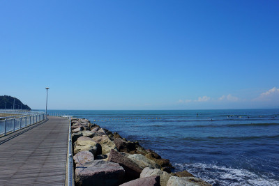 蓝天碧海，码头