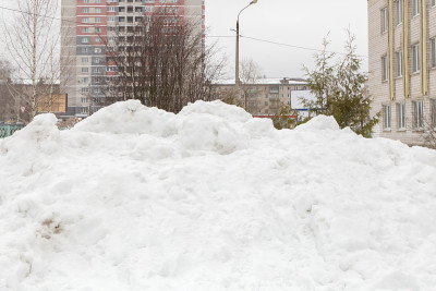 在高楼林立的城市街道上，一场大雪堆。