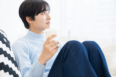 喜欢喝咖啡的有魅力的亚洲女人