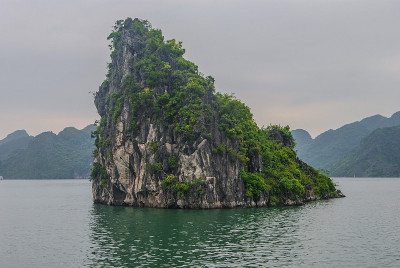 下龙湾，岩石上的水