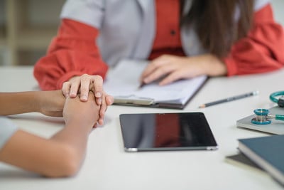 医生向病人解释和咨询医院的医疗信息和诊断情况。