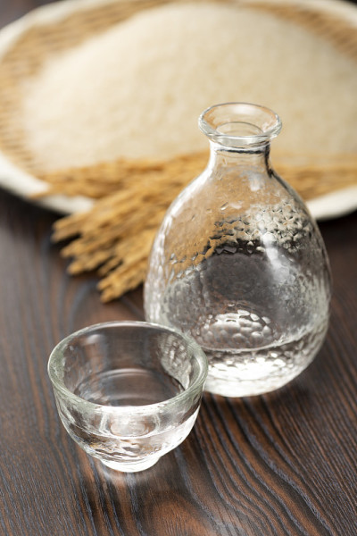 餐厅桌上的冷清酒