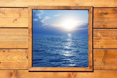 从木制房间可以看到窗外的海景