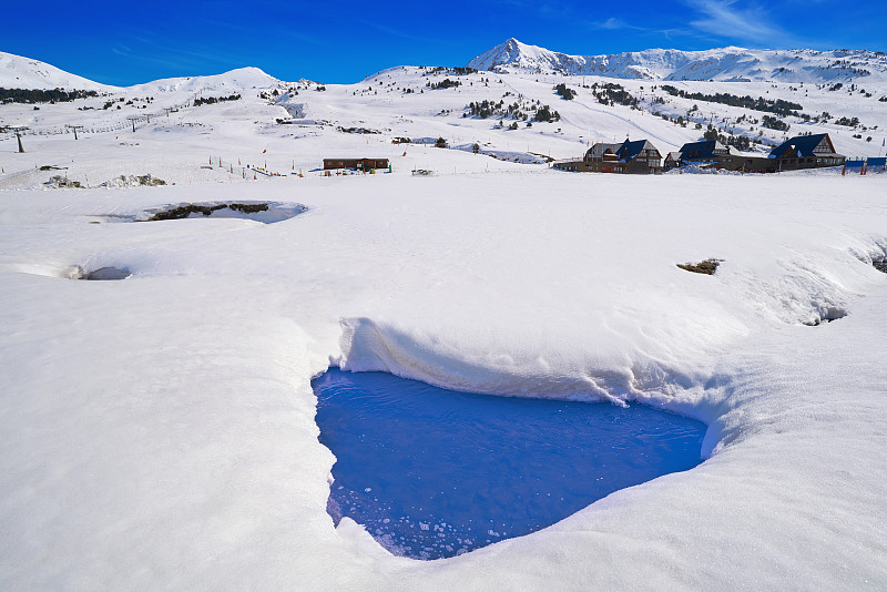 巴奎拉贝雷帽在莱里达加泰罗尼亚滑雪胜地在阿兰谷