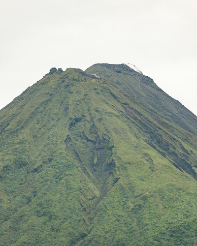 阿雷纳火山顶峰