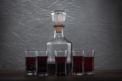 装有烈酒的瓶子和玻璃杯