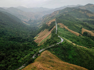 雨季的山景鸟瞰图