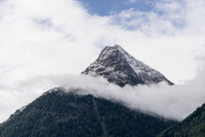 山、河、树景观自然环境。在阿尔卑斯山徒步旅行。彩色的山丘，大山。欧洲奥地利阿尔卑斯火山口的秋天。