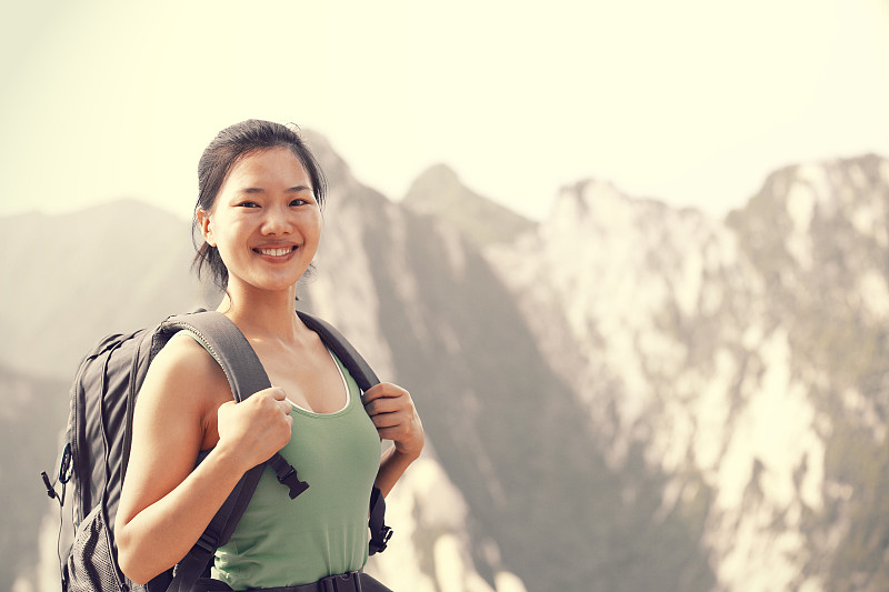 华山的女徒步旅行者