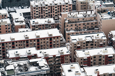 住宅楼在大雪中