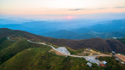 一条通往边界附近山顶的小土路