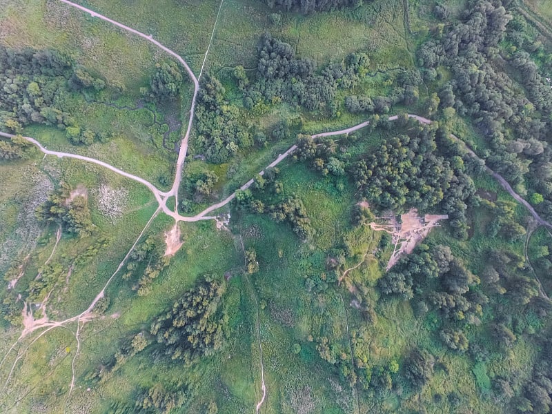 郊区公园和林间空地。郊区景色郊区。