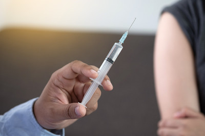 医生给病人注射疫苗、胰岛素或接种疫苗