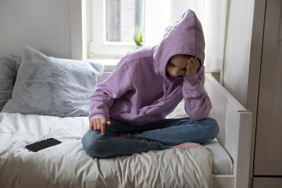 悲伤的少女感到孤独，缺乏沟通