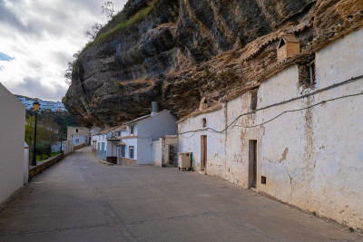 在Setenil de las Bodegas城市的街道和岩石上的房子