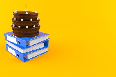生日蛋糕和活页夹