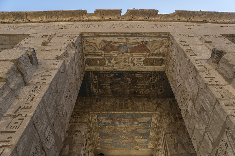 位于北非埃及卢克索国王谷的拉美西斯三世“Medinet Habu”的停尸寺