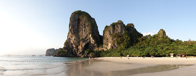 泰国莱雷的Phra Nang海滩上有岩石山峰。