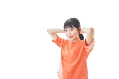 年轻女子微笑着伸懒腰