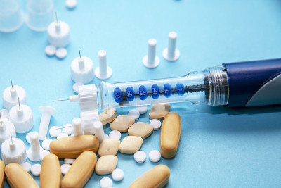 糖尿病患者胰岛素注射针或笔和胶囊药丸