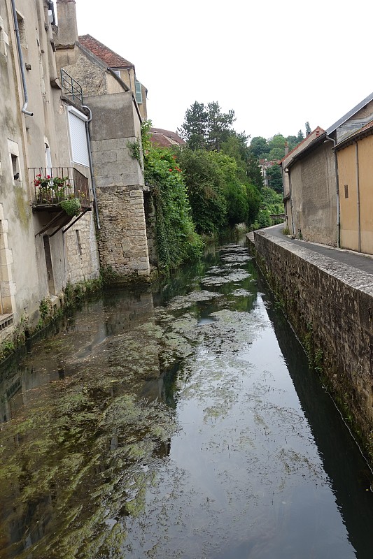 小溪“Le Beuvron”穿过克莱西村Nièvre Bourgogne Franche-Comté