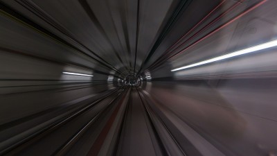 在有灯光的地铁隧道里移动