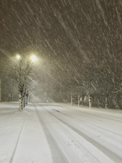 大雪的图像。稀释的道路在城市。城里有暴风雪。冬天的风景