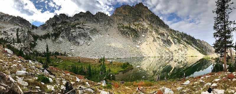 锯齿山脉的Trail Creek湖泊