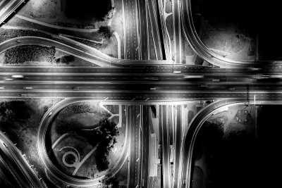 繁忙公路路口夜间鸟瞰图。交叉高速公路立交桥。黑色和白色