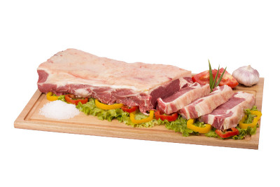 砧板上的新鲜生牛肉，背景为白色。