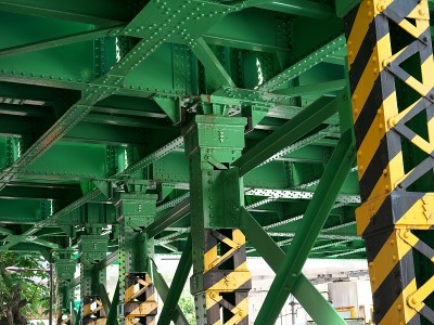 东京铁路桥下的钢架