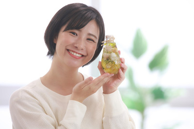 女人与标本