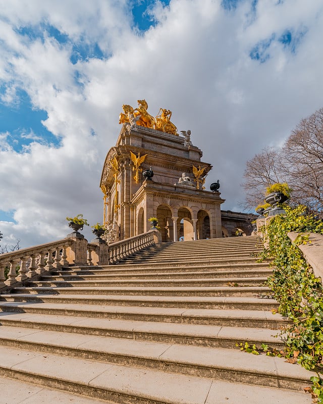 西班牙巴塞罗那公园城堡的瀑布喷泉。这个公园也被称为Parc de la Ciutadella。位于西