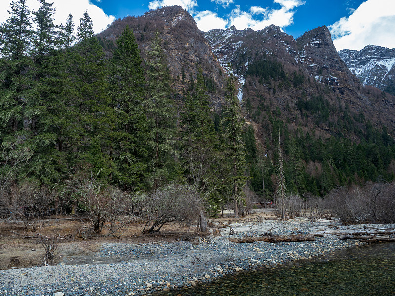 四姑娘山(四姐妹山，东方阿尔卑斯山)的景观，在阿加瓦族羌族自治州，中国四川省。