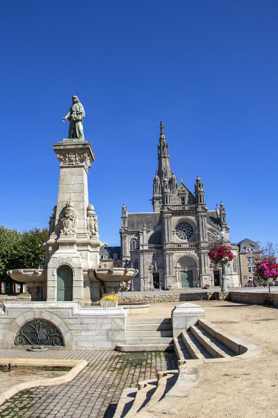 Sainte-Anne-d 'Auray。大教堂和圣安妮雕像。Morbihan。布列塔尼