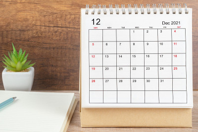 12月，2021年日历桌，供组织者规划和提醒。业务计划约会会议的概念