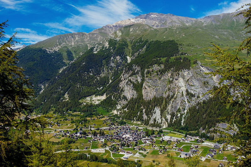 瓦尔'Hérens山谷在瓦莱，瑞士的夏季