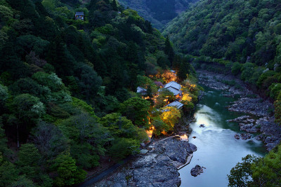 京都桂河沿岸浪漫的夜景