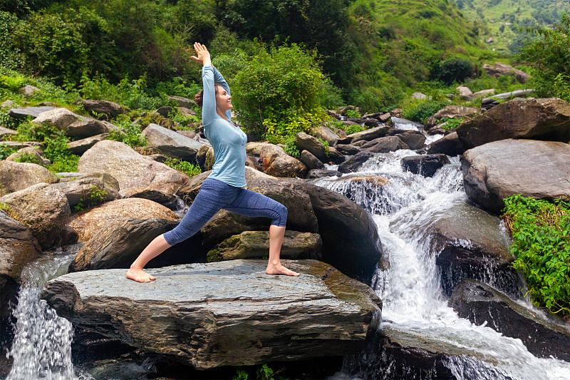 女人做阿斯汤加串联瑜伽体式Virabhadrasana 1勇士