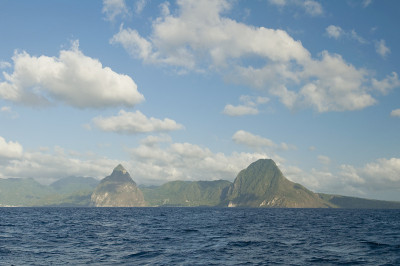 Petit & Gros Piton在地平线上。