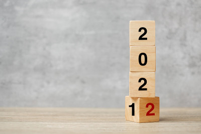 块翻转表上的2021到2022文本。决心，策略，计划，目标，动机，重启，商业和新年假期的概念