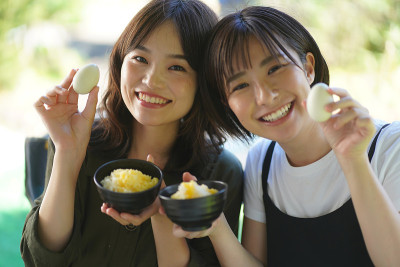 女性吃蛋卷饭