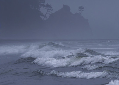雾，波浪和柔软的轮廓在红宝石海滩