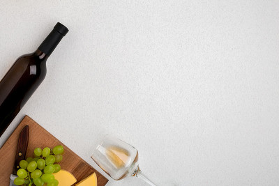葡萄酒，玻璃杯和开瓶器在白色的背景。俯视图